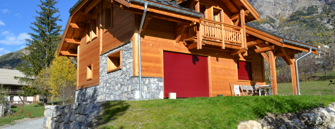 Vue finale du chalet traditionnel en mélèze de pays