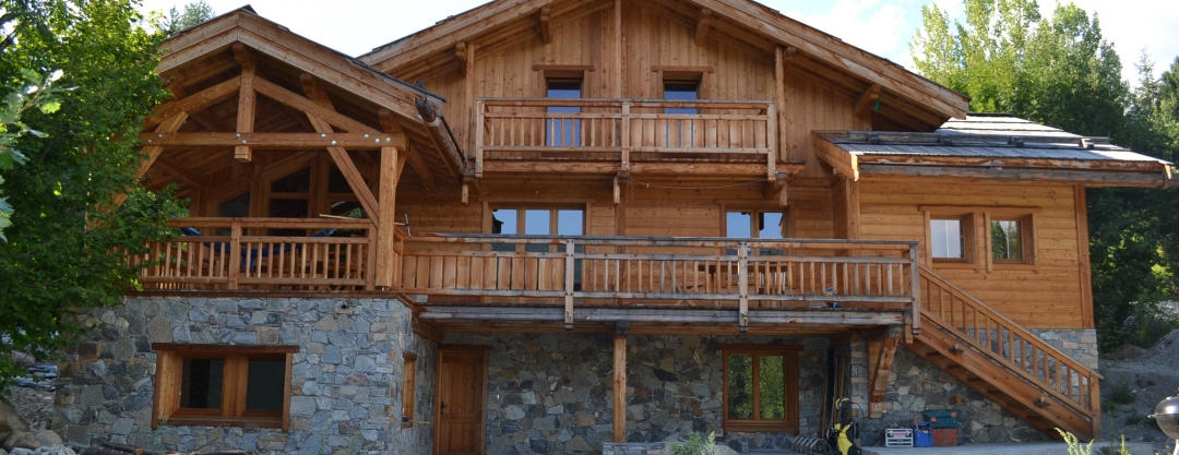 Vue d'ensemble du chalet après agrandissement