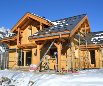 Finalisation de l'habillage extérieur du chalet traditionnel