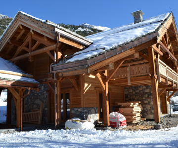 Vue du chalet haut de gamme sous la neige