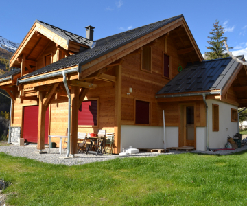 Fin de la construction d'un chalet en mélèze à Pelvoux