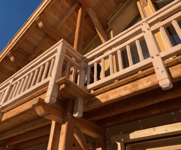 Zoom sur le balcon et la balustrade en mélèze du chalet