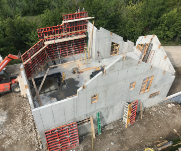 Vue d'ensemble du chalet en construction à Pelvoux