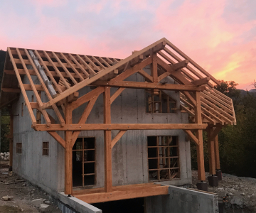 Construction de la charpente au coucher du soleil