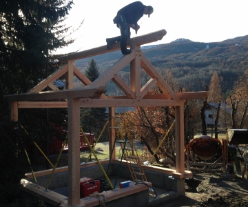 Construction d'un mazot en mélèze - pose de la charpente