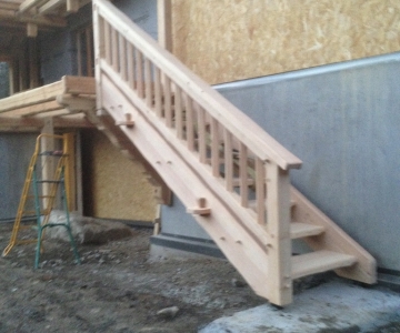 Pose de l'escalier réalisé à l'atelier de Alp Ecrins Construction