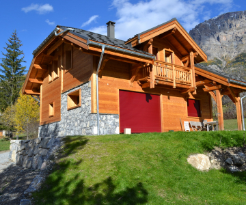 Vue finale du chalet traditionnel en mélèze de pays