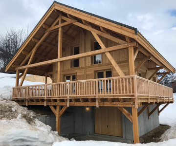 Chalet traditionnel sous la neige