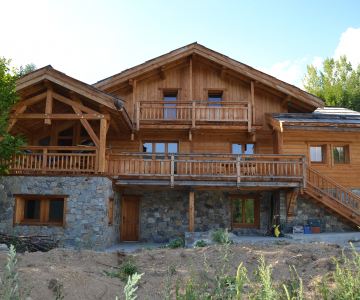 Vue d'ensemble du chalet après agrandissement