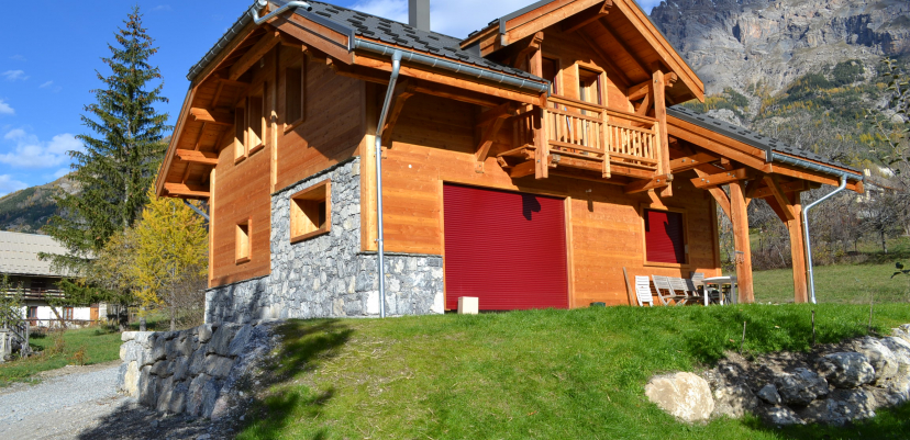 Vue finale du chalet traditionnel en mélèze de pays