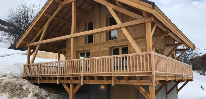 Chalet traditionnel sous la neige