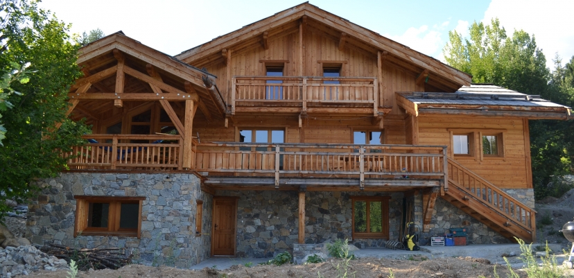 Vue d'ensemble du chalet après agrandissement