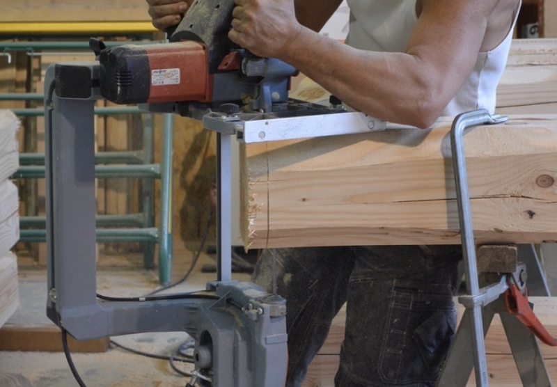 Atelier Alp'Ecrins Construction à Vallouise, Hautes-Alpes : taille de charpente