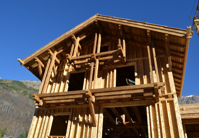 vue d'ensemble de l'ossature bois et balcons sur pendillards