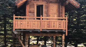 Cabane en vieux bois pour les enfants