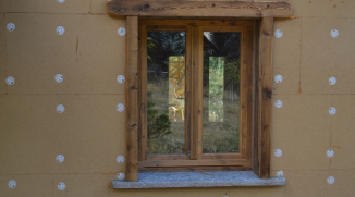 fenêtre vieux bois avec appui en pierre