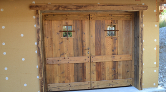 Porte de garage isolée en vieux bois