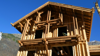 Vue d'ensemble de l'ossature bois et balcons sur pendillards